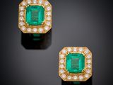 une paire de boucles d'oreilles en émeraude et diamant