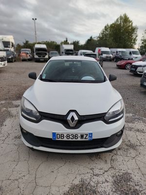 la photo d'une voiture blanche garée dans un parking