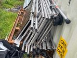 un tas de tuyaux métalliques adossés au mur d'un immeuble
