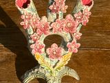 un vase orné de fleurs, posé sur une table en bois