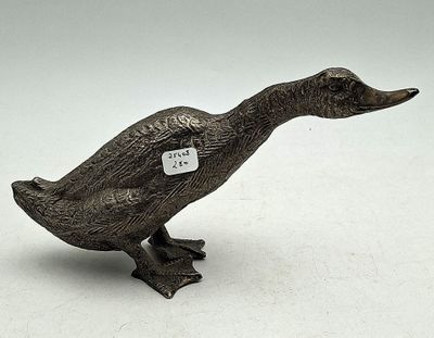 un petit canard en métal avec une étiquette autour du cou