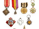 de nombreuses médailles et médailles exposées sur une surface blanche