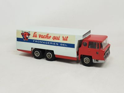 un camion miniature rouge et blanc avec une pancarte sur le côté