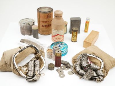 un sac contenant des pièces de monnaie et d'autres objets posé sur une table
