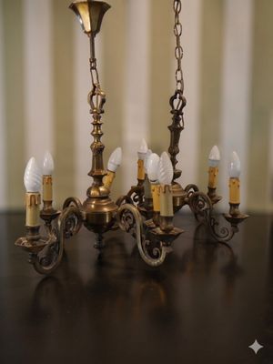 Ensemble de trois lustres de style hollandais en laiton.