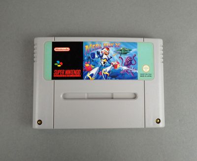 Un vieux jeu Nintendo est posé sur une table.