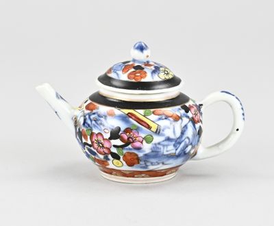 une théière décorée d'un motif représentant Mickey Mouse