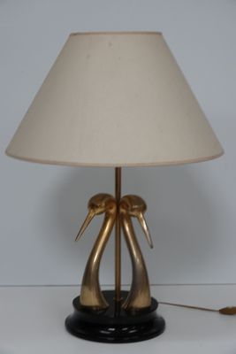 une lampe posée sur une table à côté d'un abat-jour