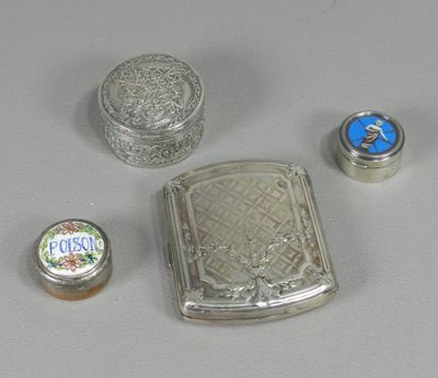 une petite boîte en argent et une autre petite boîte en argent posées sur une table