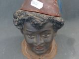 une statue d'un homme avec un chapeau sur la tête