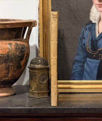 un tableau représentant une femme en robe bleue à côté d'un vase
