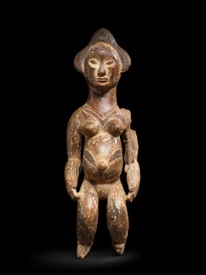 une statue de femme tenant un bébé dans ses bras