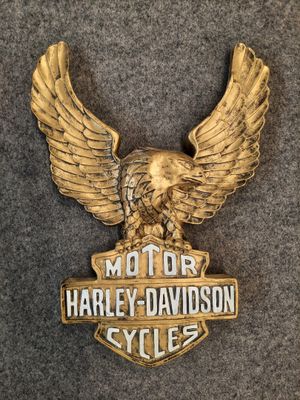 un gros plan sur un insigne de moto orné d'un aigle