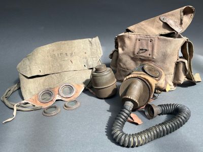 un masque à gaz, une cartouche de gaz et d'autres objets posés sur une table