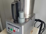 un robot ménager posé sur un plan de travail