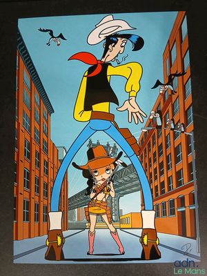 un cow-boy et une cow-girl dans la rue, devant un grand immeuble