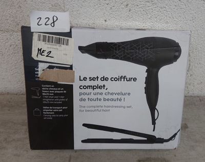 une boîte sur laquelle est posé un sèche-cheveux, posée par terre