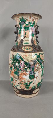 un vase posé sur une table à fond gris