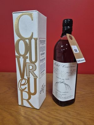 une bouteille de vin posée sur une table à côté d'une boîte