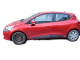 une voiture rouge garée sur le bord de la route