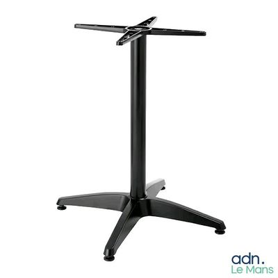 un gros plan d'une table noire avec un piètement noir