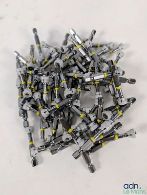 un tas de Lego posé sur une surface blanche