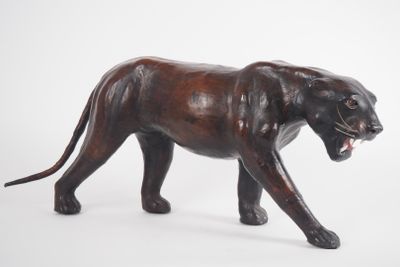 statue d'un tigre sur fond blanc, avec un fond blanc