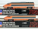 trois trains miniatures posés les uns sur les autres sur une table