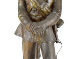 statue en bronze représentant un homme en uniforme militaire tenant une épée