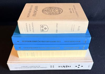 trois livres empilés les uns sur les autres sur une surface noire