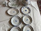 une table avec beaucoup d'assiettes et de tasses