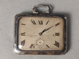 une petite horloge carrée avec des chiffres romains