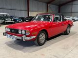 une image d'une voiture rouge garée dans un garage