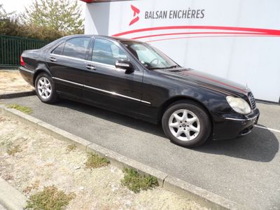 une voiture noire garée devant un bâtiment