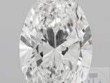 un diamant de taille ovale sur un fond noir