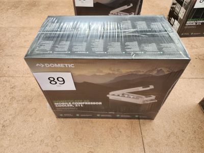 une boîte sur laquelle figure l'image d'un bâtiment