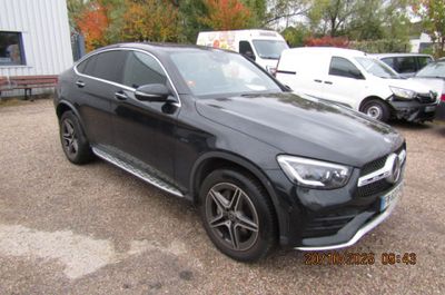 La Mercedes GLE est garée sur un parking, à côté d'autres voitures.