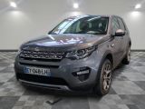 une photo d'un Land Rover gris garé sur un sol à damier