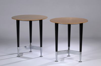 deux tables rondes avec des pieds noirs et un plateau en bois