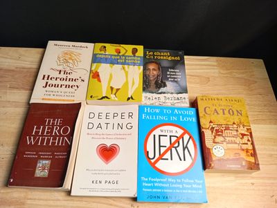 de nombreux livres posés sur une table en bois