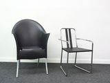 une chaise noire et une autre chaise noire, l'une à côté de l'autre