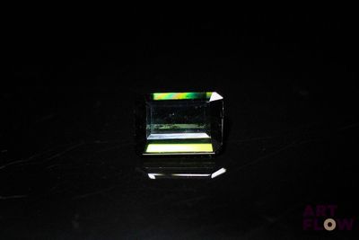 l'image d'un petit objet carré en verre dans l'obscurité