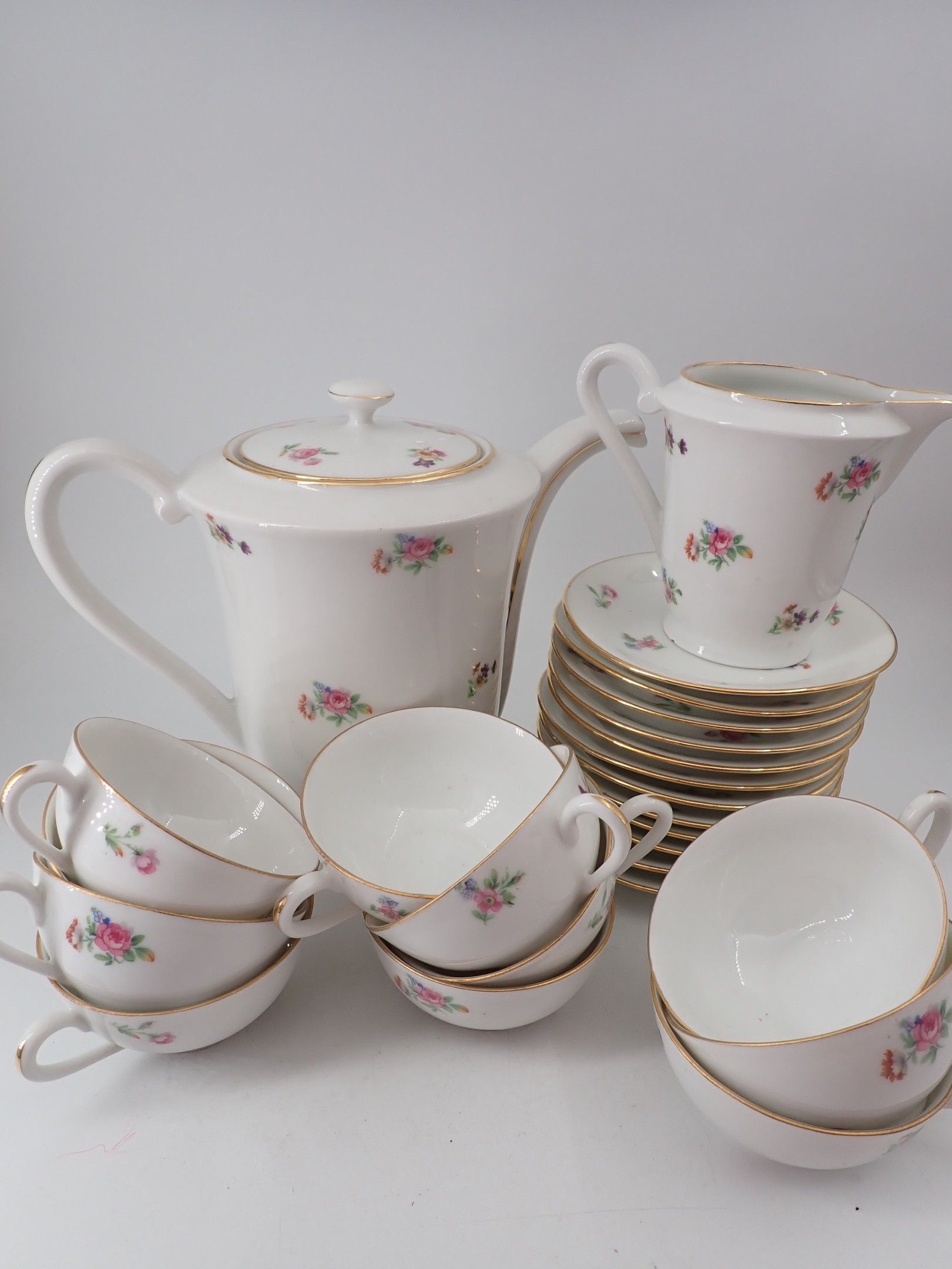 Service à café en porcelaine, comprenant : 1 verseuse, 1 pot…