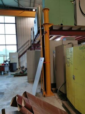 un réfrigérateur jaune dans une pièce, avec un escalier en arrière-plan