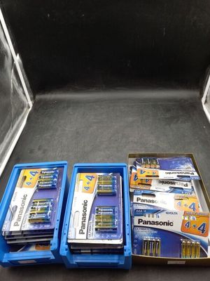beaucoup de batteries à l'arrière d'un camion