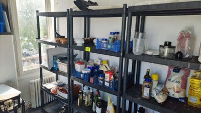 de nombreuses étagères contenant divers objets dans une pièce