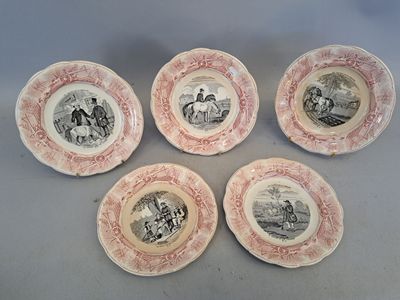 six assiettes roses et blanches sur lesquelles sont représentées des personnes