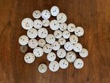 un tas de pièces en forme de dollar des sables blanches posées sur une table en bois