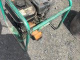 un chariot vert équipé d'un petit moteur