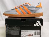 une boîte sur laquelle est posée une paire de chaussures